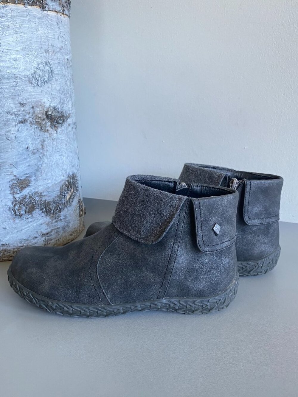 Wanderlust Vicky Gray Metallic Faux Leather Ankle Boots Sz 9 Wide ECU